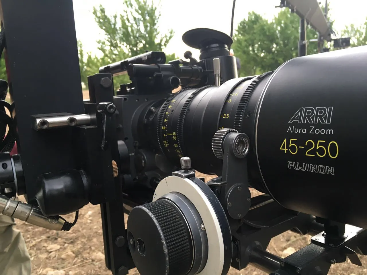 Jimmy Jib başlığında ARRI Alura 45-250 zoom objektif detayı